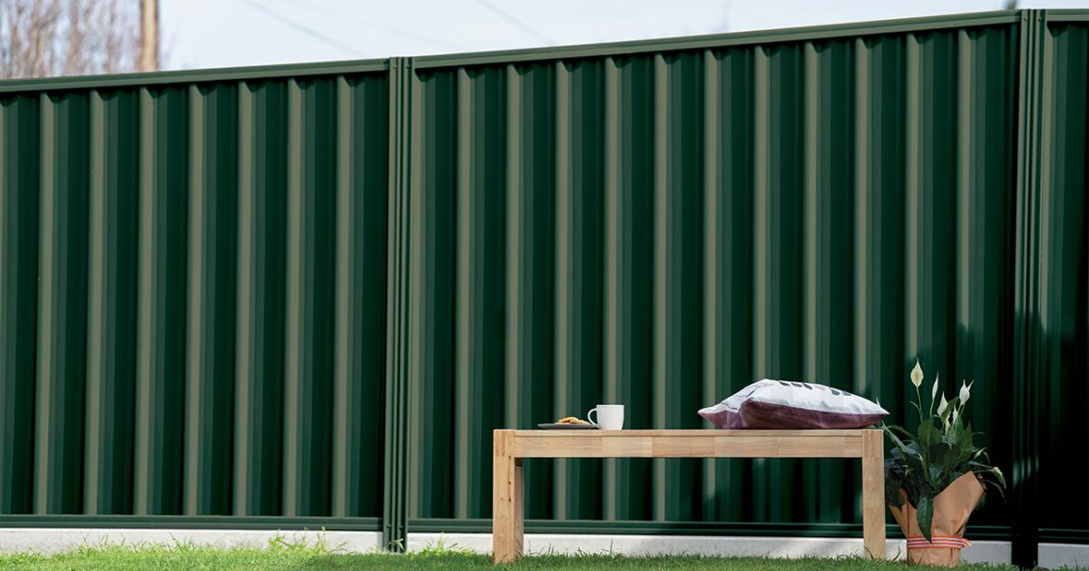 Low maintenance fencing in deep green COLORBOND® steel colour with garden seating