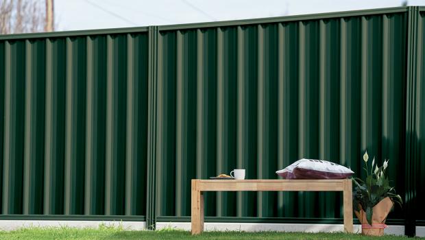 Low maintenance fencing in deep green COLORBOND® steel colour with garden seating